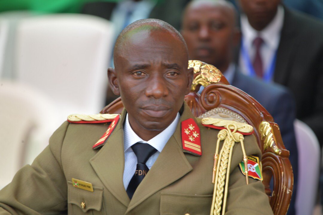 Monsieur <a href="/GeneralNeva/">SE Evariste Ndayishimiye</a>, on vous entend beaucoup "dénoncer" ces derniers temps des cas graves de corruption et détournement. Que dites vous du cas de votre Chef d'état major Lt Gen Prime #NiYONGABO qui voyage avec plus de 200.000 USD sans aucune déclaration?