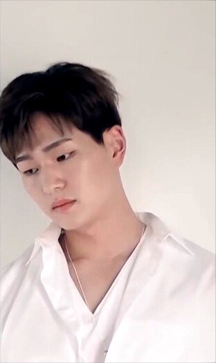 Onew_collarbone's tweet photo. Happy 4th Solo Debut Anniversary, ONEW! 🎉🎉😍😍💙💙🐰
ONEW 'Blue' MV ▶️ https://t.co/5vJS0euQwS

샤이니 온유 collarbone
#온유 #ONEW #オニュ #SHINee
#VOICE_4thAnniversary #온유버블 https://t.co/y4akOTOoWB