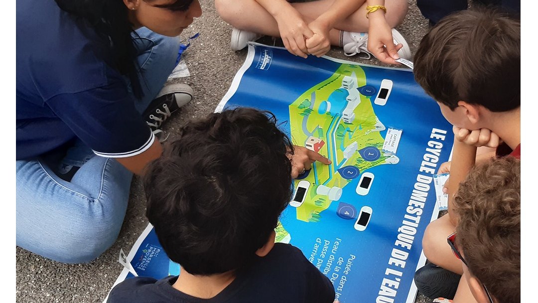 💼 #PEDAGOGIE 🌍 Le Groupe des <a href="/eauxdemarseille/">Eaux de Marseille 💧</a> intervient dans les #écoles afin de sensibiliser les #enfants aux enjeux de l’#eau et aux #écogestes tout en s’amusant !

👨🏻‍🏫En savoir plus sur l’organisation des ateliers destinés aux #classes de CM1-CM2👉 eauxdemarseille.fr/.../Espace.../…