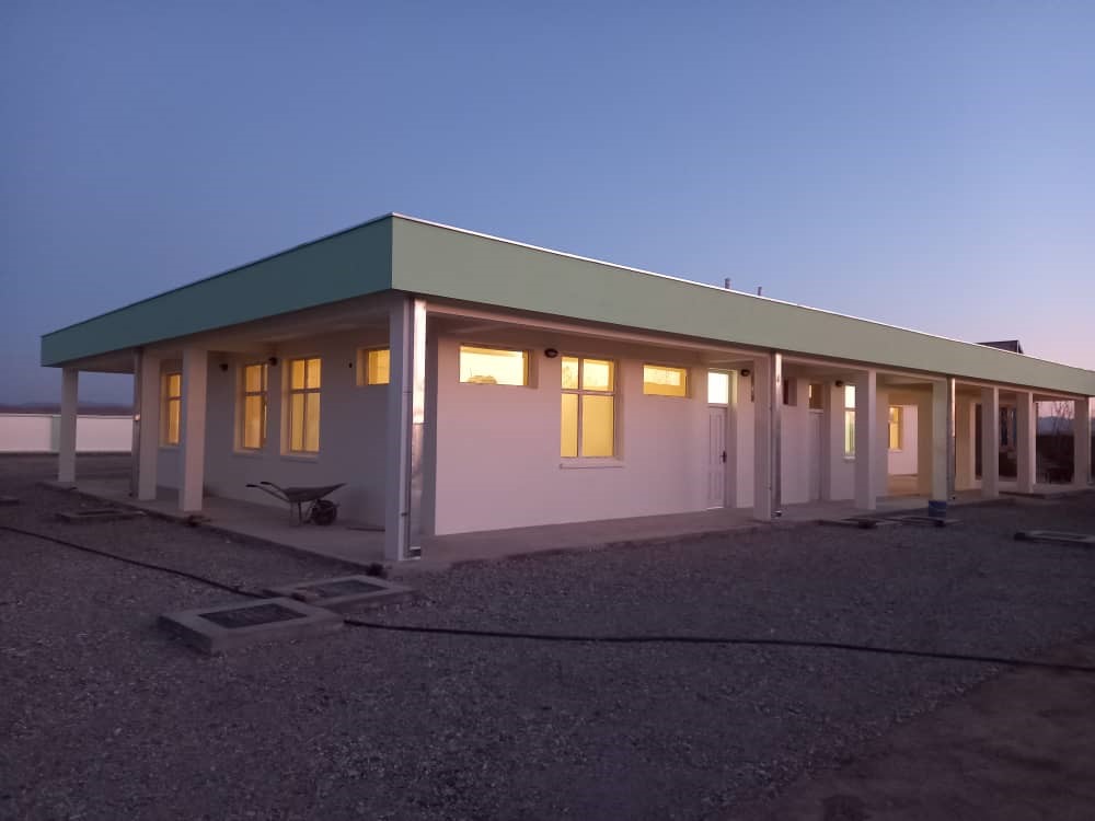 EFillionICRC's tweet photo. We @ICRC_af have just finished building⛏️👷🏾🧱👷🏽‍♂️🏗️ a surgery ward at the Community Health Centre🏥 of #Nawa district in #Ghazni📸

Pregnant women🤰🏾 requiring a caesarean section and 40,000 district's inhabitants will get access to surgical services at a much closer distance now! https://t.co/A5wk54F3SD