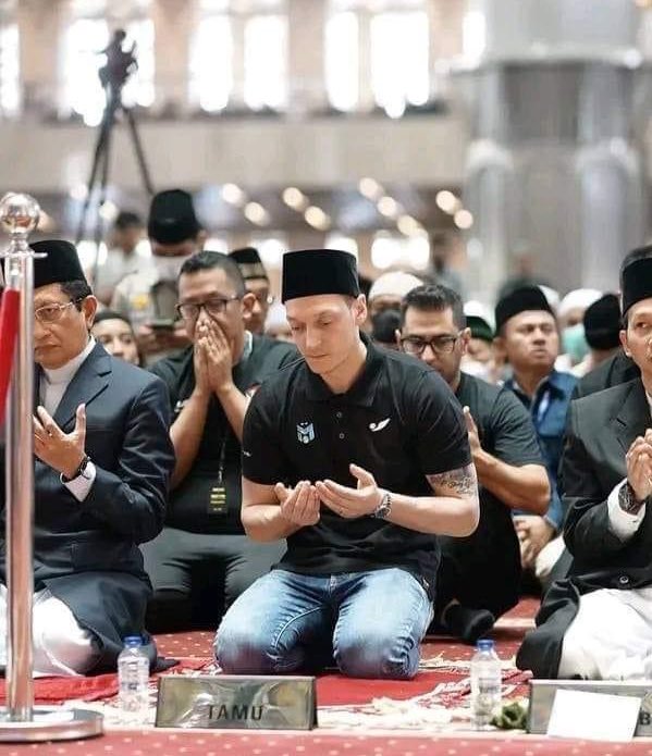 Al__Quraan's tweet photo. “I’m German when we win, but an immigrant when we lose.”-Mesut Ozil https://t.co/u4QejCDeQV