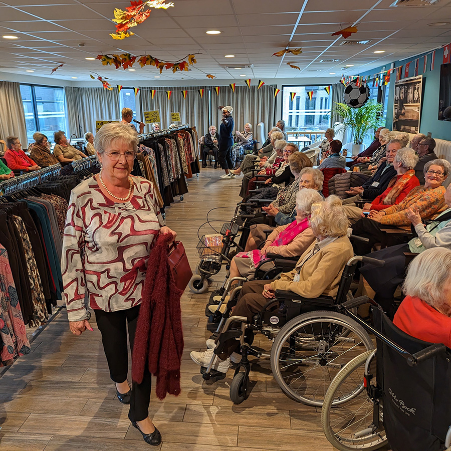 WZCDeFoyer's tweet photo. Tijdens de Week van de Senioren stonden er tal van activiteiten gepland, zoals deze modeshow voor onze bewoners hier in WZC De Zilvermolen. 

#trotsop80 #wzcdefoyer #weverbos #zilvermolen #zilversterre #zcglorieux #wzc #assistentiewoning #verpleging #zorg #verpleegkundige #zorgku https://t.co/X1KjB53iB7