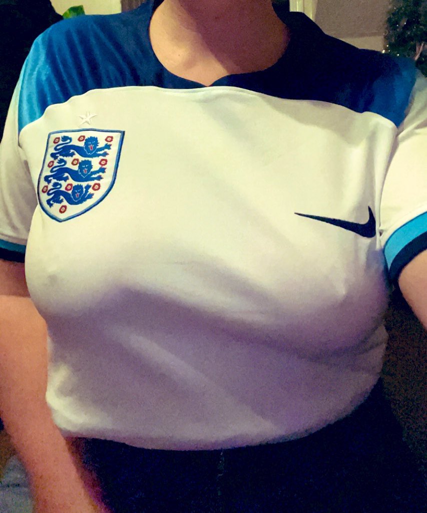 BlueEyes1914's tweet photo. ITS CUMING HOME BOYS😉💦 #footballshirtunderboob https://t.co/WI0ZYMnXMc https://t.co/qru3ucjd9y