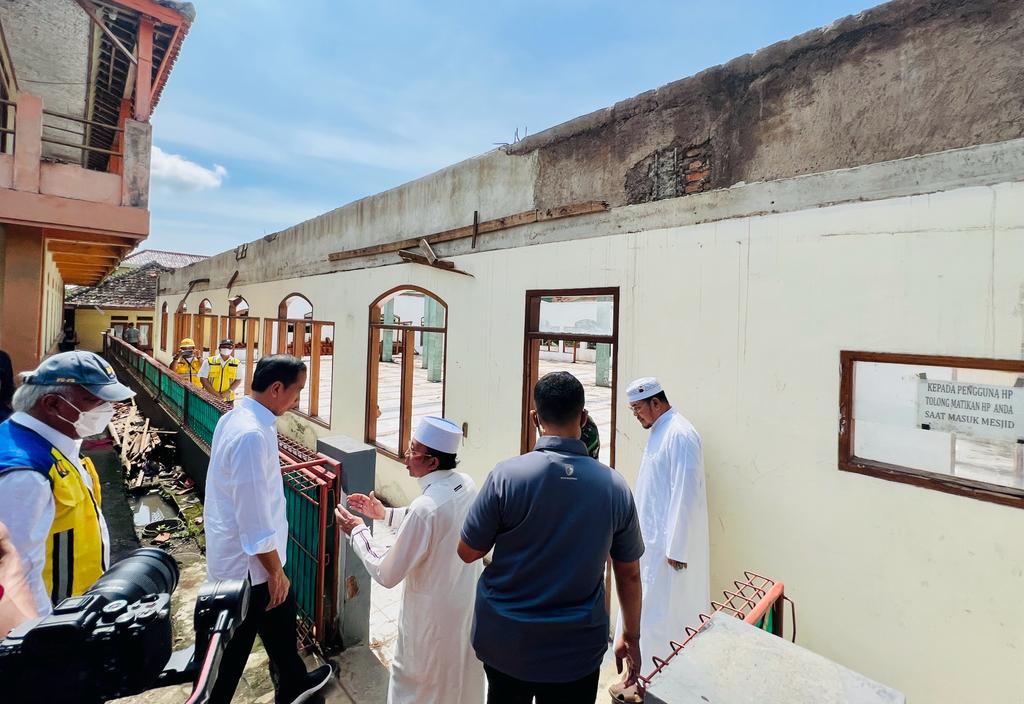 Berkunjung ke Pondok Pesantren Darul Falah di Desa Jambudipa, menyapa dan membagikan bantuan kepada para santri dan pengungsi di sekitarnya.

Pondok pesantren ini salah satu lembaga pendidikan di Kab. Cianjur yang terkena dampak gempa beberapa waktu yang lalu.