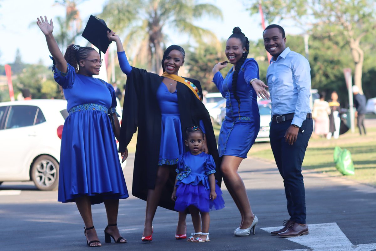 yangichaza's tweet photo. #KeFestive So my biggest win in 2022 was graduating and landing my dream job to help me become a CA(SA)😊 And honestly, I couldn't be happier. @AfricanBank https://t.co/Q71dOPsYc9