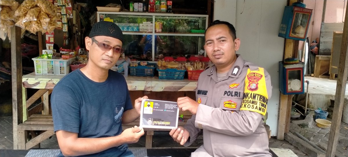 basirahmadZed's tweet photo. Bhabinkamtibmas Desa Kosambi Timur Bripka A.Basir melaksanakan Giat sambang warga Ds.Kosambi Timur dan membagikan stiker call center kpd masyarakat 

#poldametrojaya
#kapoldametrojaya
#polresmetrotangerangkota
#kapolresmetrotangerangkota
#polsekteluknaga https://t.co/MOmR4jAae1