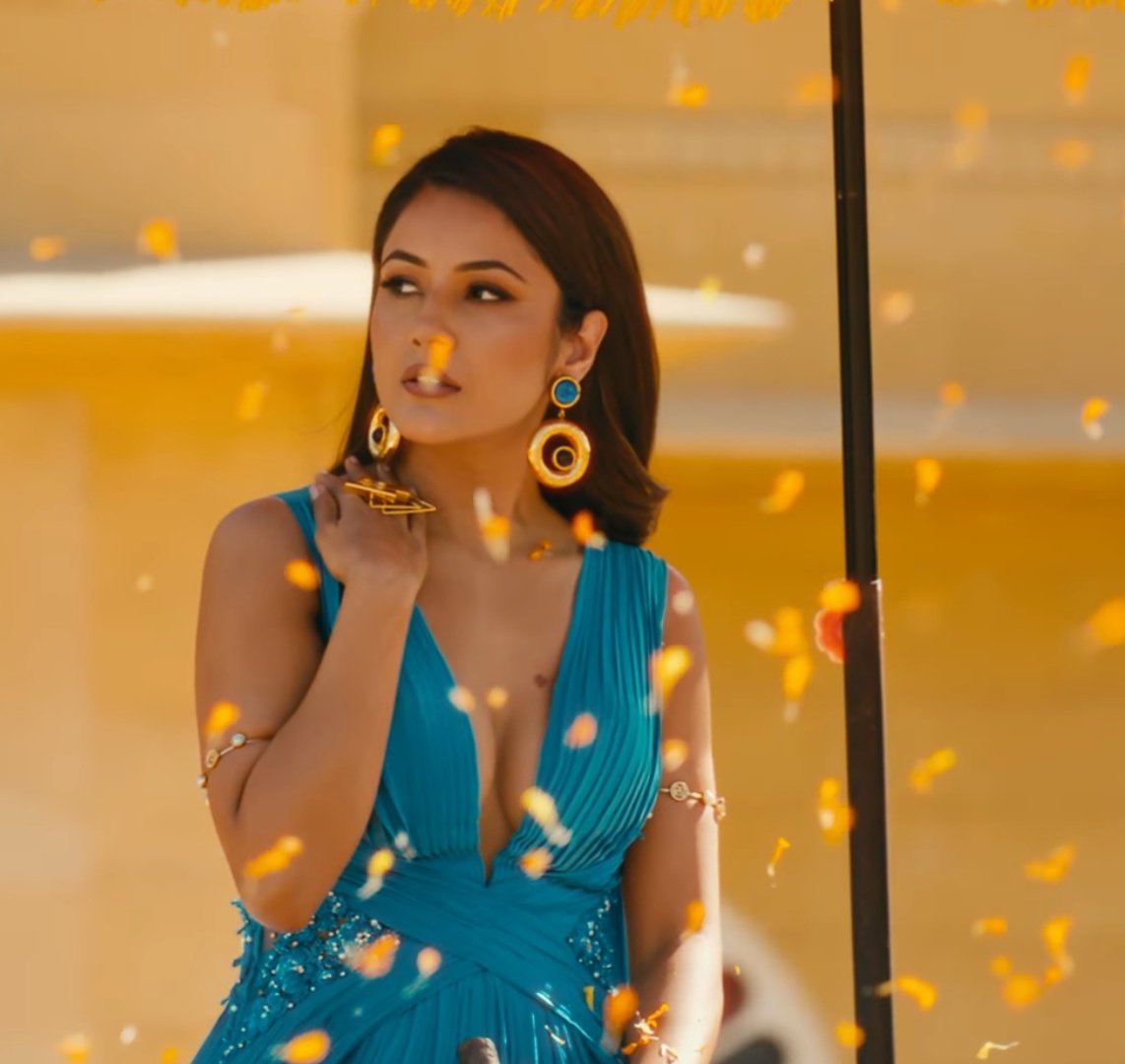 Im_sagar13's tweet image. Or idher me fisal gya 
🥵🥵🥵🥵
Badi hot 🔥🔥🔥🥵🥵🥵
Her look or haryanvi voice
Baba re 🔥🔥😍😍

Bawal hai hai jao jaldi dekho 
#ShehnaazGill #MCSquare 
#GhaniSyaani 
#Shehnaazians