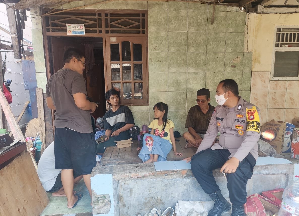 basirahmadZed's tweet photo. Bhabinkamtibmas Desa Kosambi Timur Bripka A.Basir melaksanakan Giat sambang Ketua Rw Ds.Kosambi Timur Kec.Kosambi Kab.Tangerang Banten

#poldametrojaya
#kapoldametrojaya
#polresmetrotangerangkota
#kapolresmetrotangerangkota
#polsekteluknaga https://t.co/EFI4ZgRWRC
