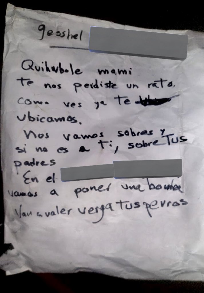 humana_harley's tweet image. Me dejaron esta nota amenazando no solo a mí, también a mis padres y a mis 🐶rescatados,Son los taxistas que me acosaron y quemaron el coche de mi papá en el 2017(dejo la nota del periódico de aquel entonces y la denuncia q levanté) Quiero hacer público que cualquier cosa que…