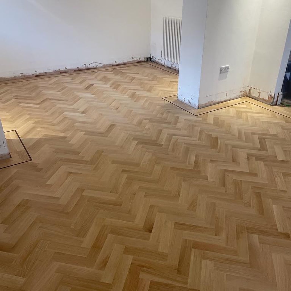 GreyspaceFloors's tweet photo. Classic parquet flooring installed in a herringbone pattern 🤩 finished with a feature wenge strip &amp; @bonapro.uk Traffic HD Raw. https://t.co/6UUcktByOf