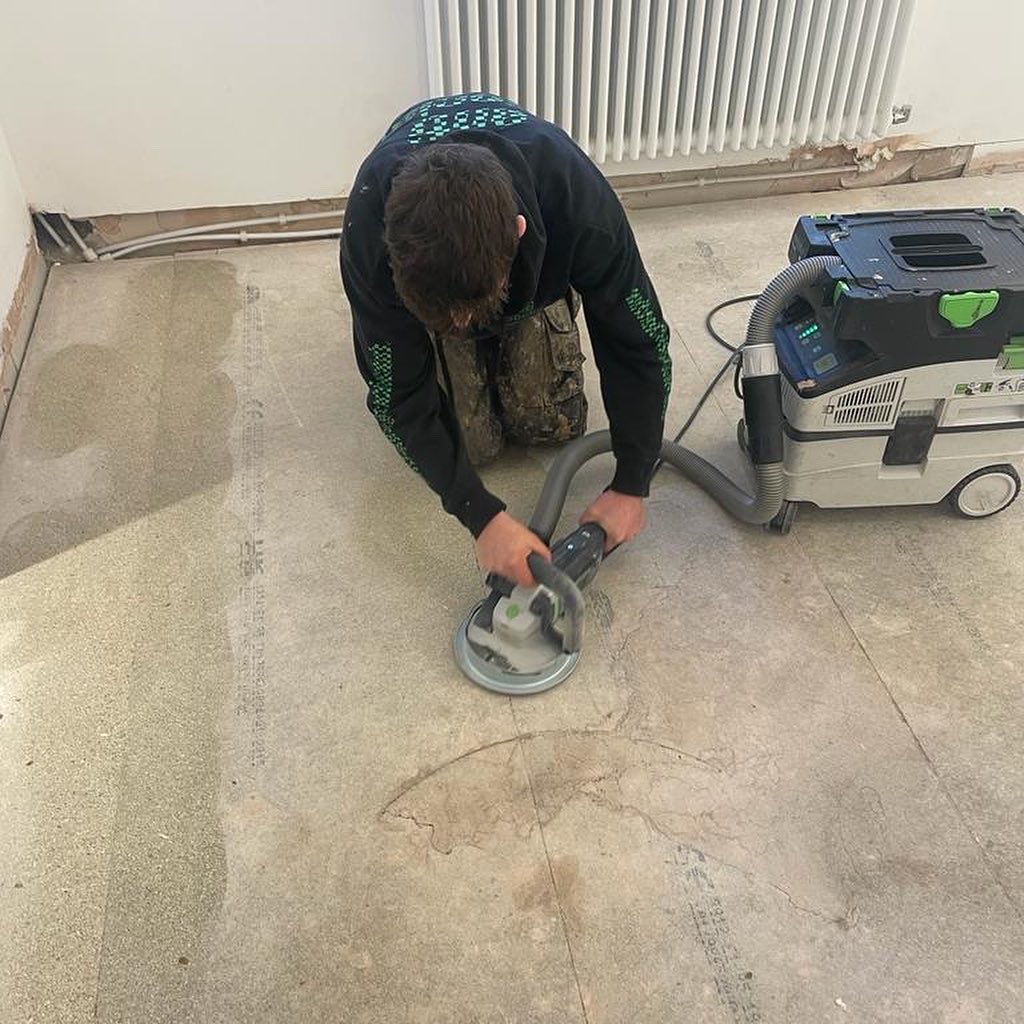 GreyspaceFloors's tweet photo. Classic parquet flooring installed in a herringbone pattern 🤩 finished with a feature wenge strip &amp; @bonapro.uk Traffic HD Raw. https://t.co/6UUcktByOf