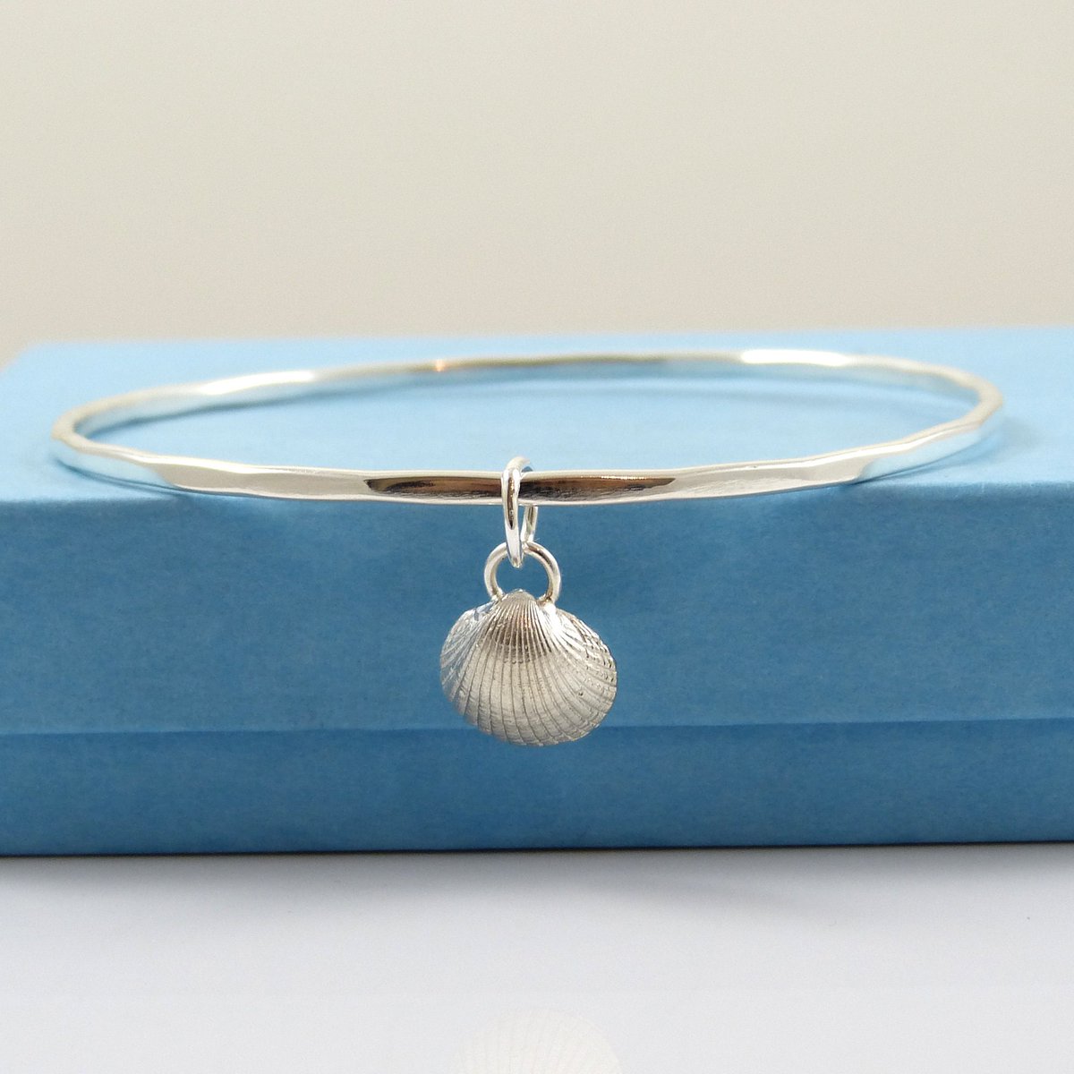 TheStrandline's tweet photo. Silver Bangle, Seashell Bangle, Handmade Bracelet, Cockle Shell Charm, Beach Bracelet, Hammered Bangle, Gift Idea, Silver Sea Shell https://t.co/x8WO7OdJvs #shopindie #UKGiftHour #EarlyBiz #thestrandline #HandmadeHour #UKGiftAM #supportsmallbusiness #CharmBangle https://t.co/3Evf0TpbXg