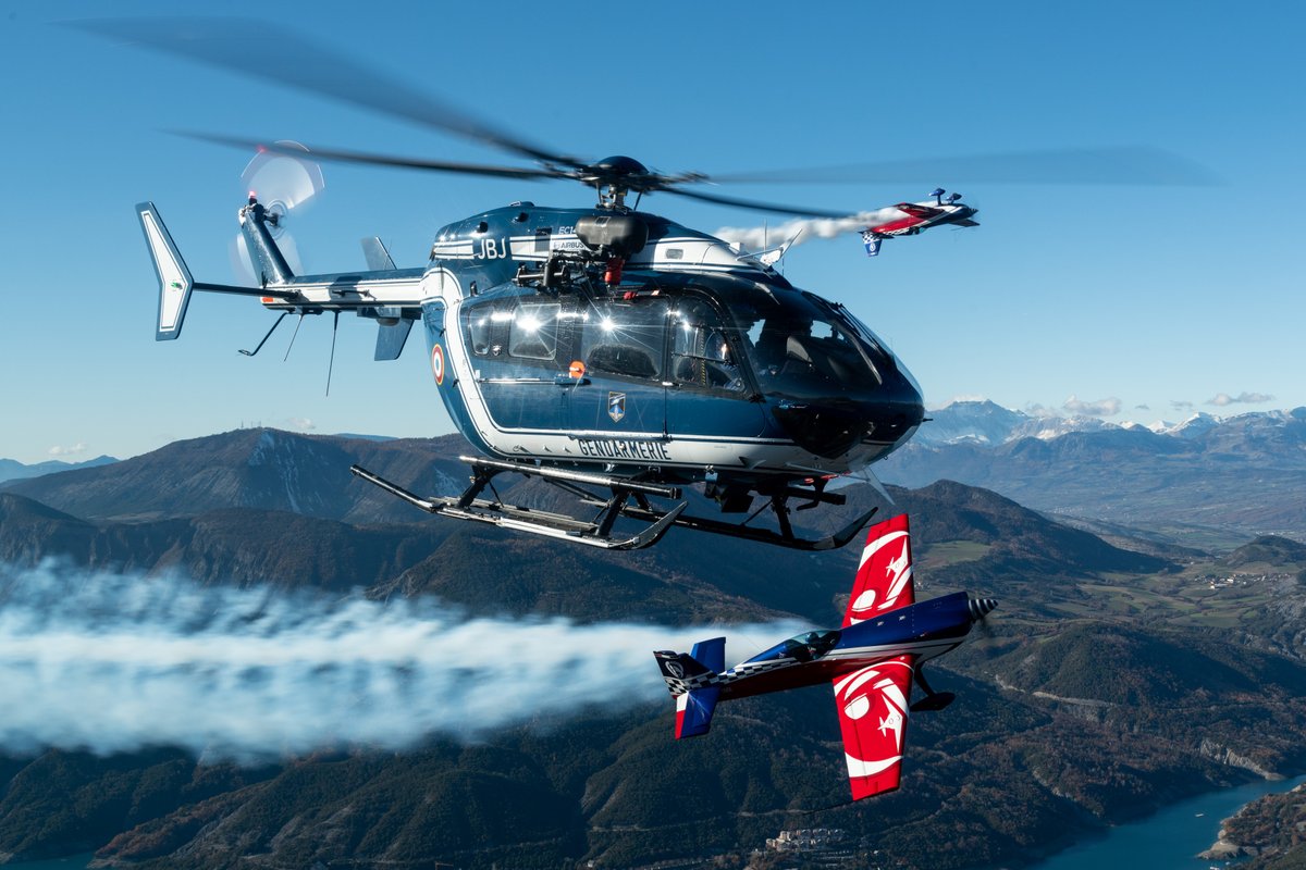 Gendarmerie's tweet photo. #MondayMotivation 🚁 Même dans les airs, on peut rencontrer des collègues qui partagent la même passion que nous ! 🛩 #voltige #avgeek
📸 @EVAAofficiel https://t.co/N7MlNQArwV