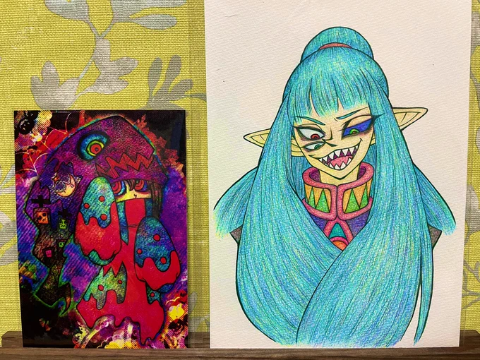ひこさん( )のイラスト作品!!!(写真右)生原画とポストカードをお迎えさせて頂きましたひこさんの描く悪い笑顔大大大好きなので嬉しい!!まだ額用意できてないんだけど、飾って大切にします 