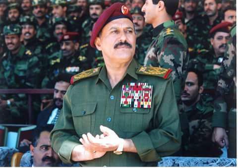 الحوثيين سرق دخلو نهبو بيته وبيوت قيادات الدوله وكل من عارضهم ويشتو يحكمو اليمن 

هذا الاسد قاتلهم ودعس عارهم في صعده لذلك هم حاقدين عليه حتى بعد استشهاده 
تحيه لك الى قبرك 🤚