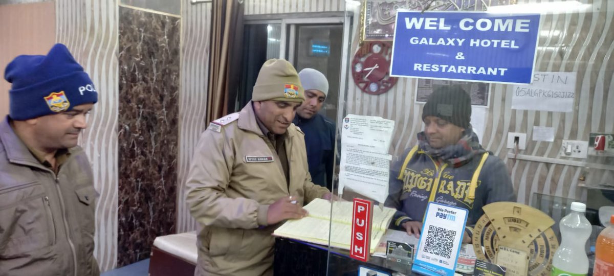 #UKPoliceHaiSaath
जनपद पौड़ी पुलिस द्वारा होटल, रिजॉर्ट, ढ़ाबे आदि में चेकिंग अभियान चलाकर की कार्यवाही
देर रात्रि तक चला चैकिंग अभियान