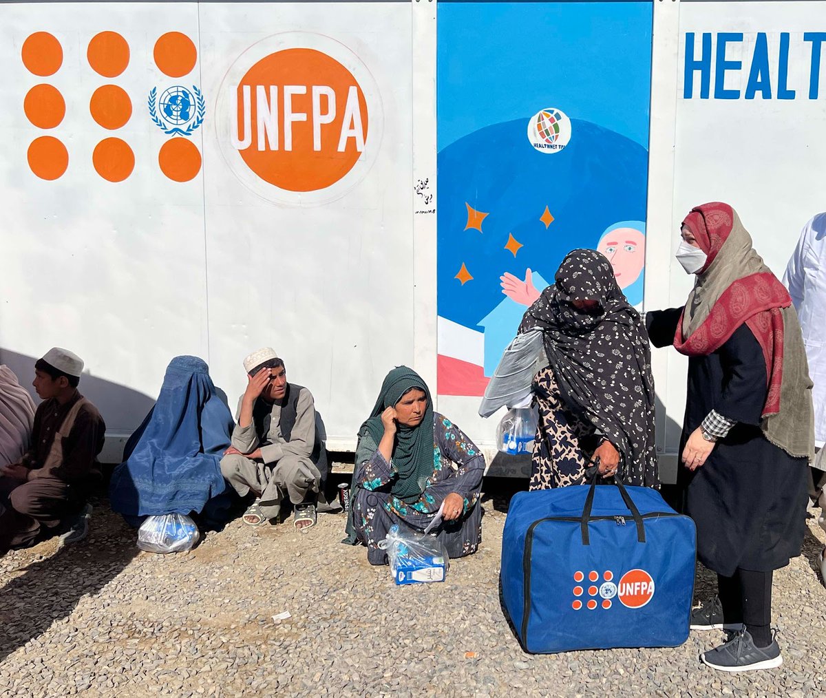 We were at the Spin Boldak border of #Afghanistan and Pakistan last week to distribute blankets and tarpaulin sheets to female returnees to help them and their families comfortably settle into their shelters on their return during the winter season.