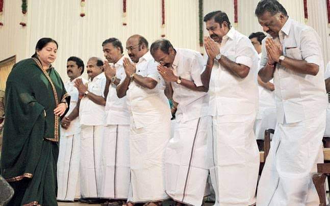 இப்பொது புரிகிறது இந்த அம்மையார் ஏன் இந்த அடிமை களை  காலில் விழ வைத்தார் என்று.. அந்த அம்மா இருக்கும் போது இந்த மண்டைகள் நிமிர்ந்து பேசியிருக்க..இரும்பு பெண்மணி..குனிந்து இருந்து குழி பறிச்சுட்டானுக..