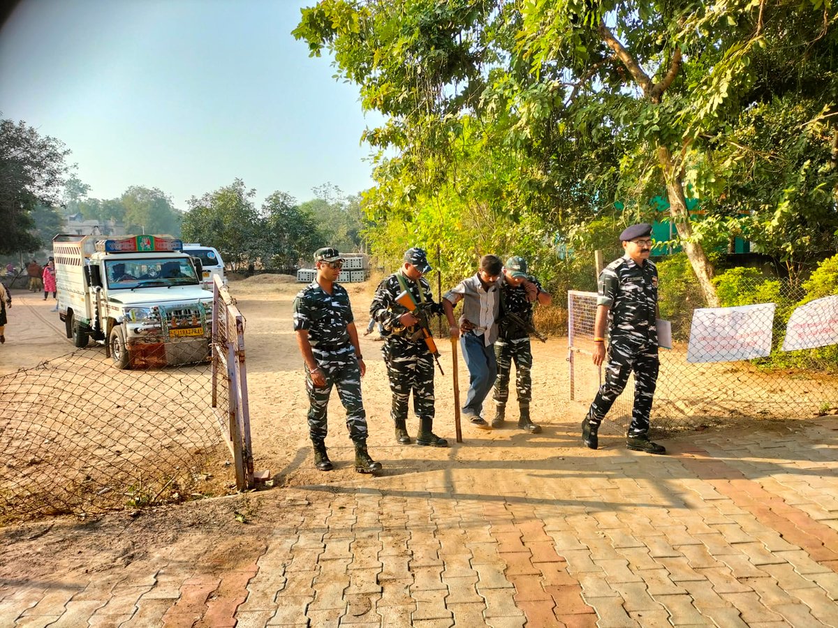 #GujaratElections2022 દિવ્યાંગ મતદારોને મતદાન પ્રક્રિયામાં સહભાગી બનવા ચૂંટણી ફરજ પરના CRPF જવાનોએ સહયોગ આપી માનવતા મહેંકાવી. #Avsar <a href="/pkumarias/">Pankaj Kumar</a> <a href="/PIBAhmedabad/">PIB in Gujarat 🇮🇳</a> @deognr <a href="/CEOGujarat/">Chief Electoral Officer, Gujarat</a>