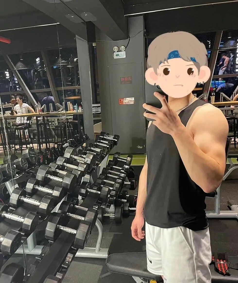 WU6660's tweet photo. 健身房间拍的🥰 https://t.co/Kz3mo3eVum