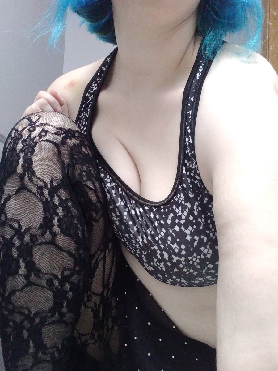 AriGoodGurl's tweet photo. Looking pretty good in all the right places #curvy #bbw #lacetights https://t.co/LpkI66Yt82