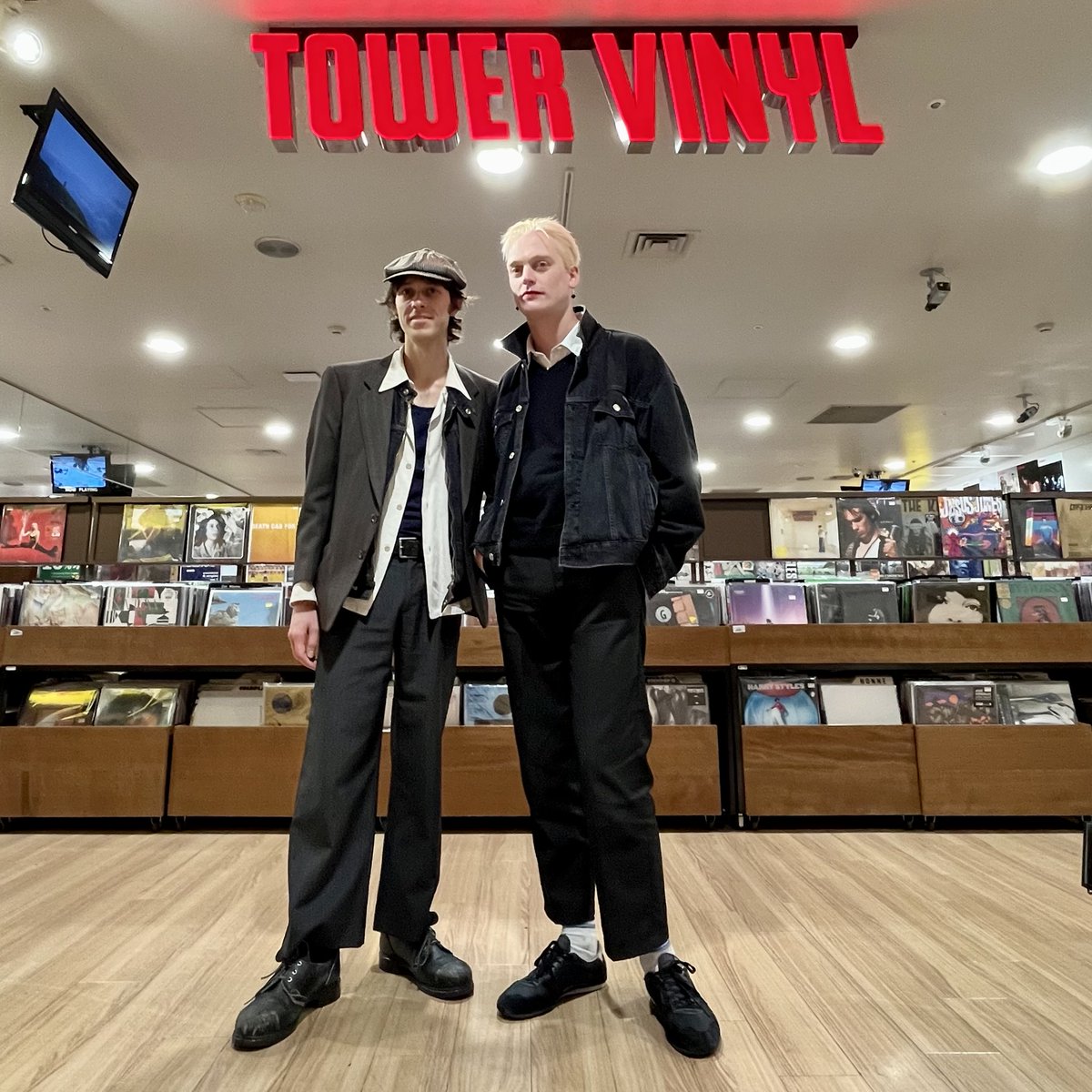 なんと本日GRIT at Shibuyaにて来日公演を行うSean Nicholas Savageとサポートアクトとして出演するTEX CRICKがご来店❣

TOWER VINYLネオンの下で写真撮影もさせていただきました📸

👇来日公演詳細👇
indienative.com/event/sean-nic…