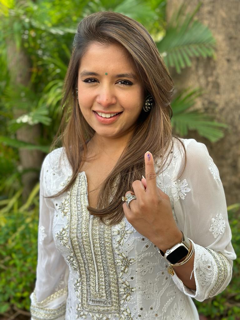 VtvGujarati's tweet photo. ચૂંટણી 2022: એશ્વર્યા મજમુદારે પરિવાર સાથે કર્યું મતદાન

#GujaratElections2022 #secondphasevoting #Gujarat #Election2022 #VTVGujarati #AishwaryaMajmudar @Aishwarya_TM https://t.co/d1WUXdJX1a