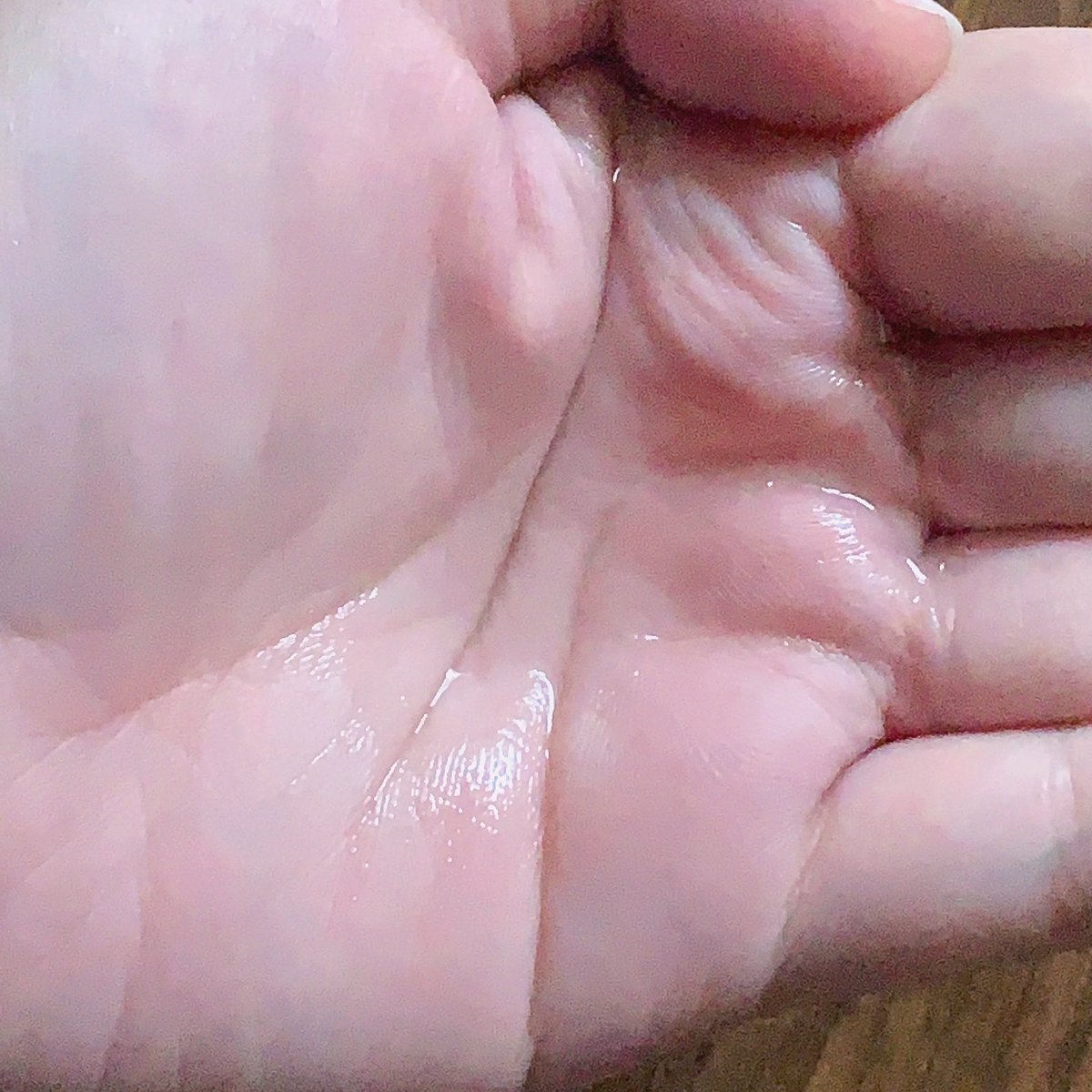 mn8121's tweet photo. LIPS様を通して、エッセンシャル様からいただいた、髪のキメ美容 プレミアムヘアオイルは、サラサラしたオイルが髪の毛1本1本に絡み、速乾性が高く、手ぐしでしっかりまとまります👍
#lipsjp
#プレゼントキャンペーン_エッセンシャル https://t.co/puRH2wQwJ9
