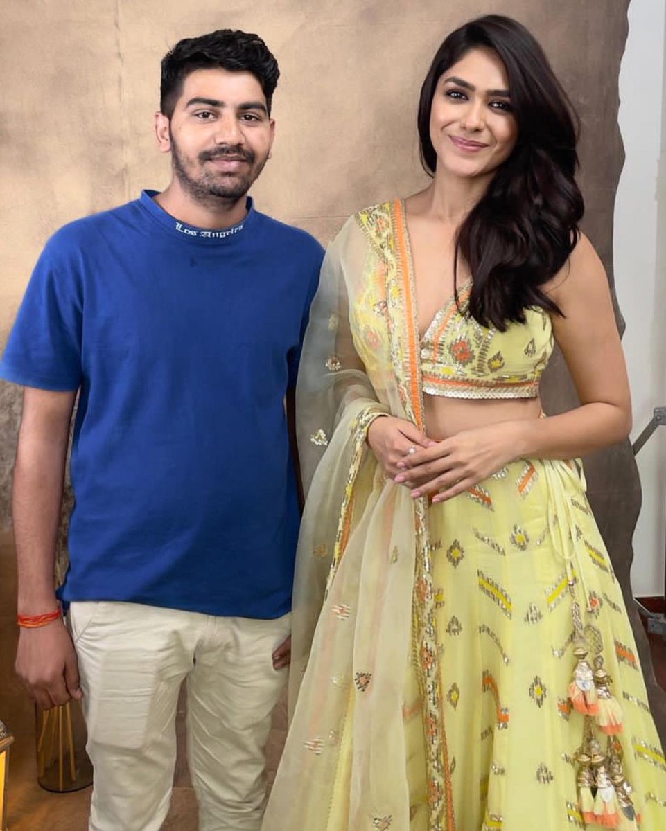jyomrunal's tweet photo. Gorgeous Mrunalthakur Garu recent Ad pic 😍
Fan Moment ☺️ Looking So Beautiful 🤗
#MrunalThakur #SmileyQueen #RisingStar #SensationalStar #IndianActress #PrincessOfMrunalFans https://t.co/FuTCYjtljO