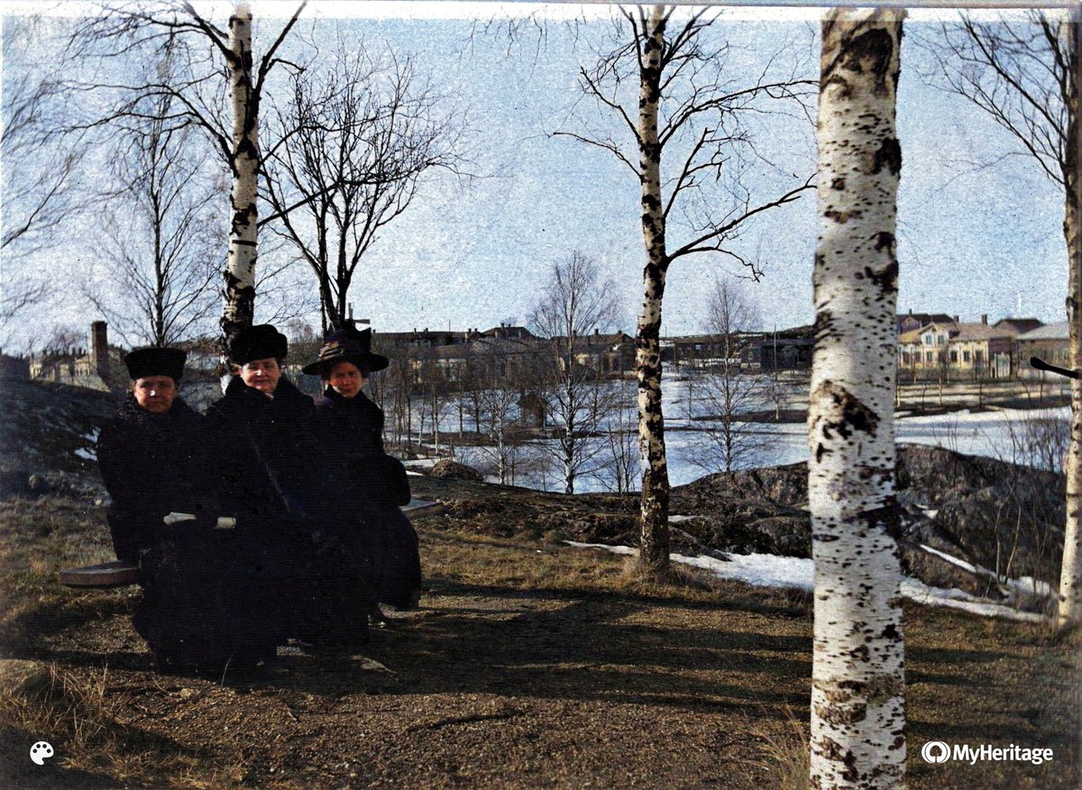 ColoredPicOfUki's tweet photo. Naiset puiston penkillä Itäpuistossa. Taustalla Ruokolanjärvi ja taaempana Itätullintori ja Sakunkulma. Kuvausaika 1900-luvun alku. Uudenkaupungin museo/FINNA #photocolorization #colorized #colorizedhistory #colorizedphoto #historycolored #historicalpictures #uusikaupunki https://t.co/LuVGEuZS09