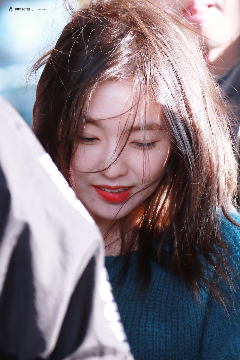 noubbie's tweet photo. When she flew back to sk after MAMA. Her skin is ✨glowing✨

'9 HYUNTASTIC Years' with #IRENE 💗

#2017WithIRENE #IRENE #아이린 #RedVelvet https://t.co/txODP9tmJt