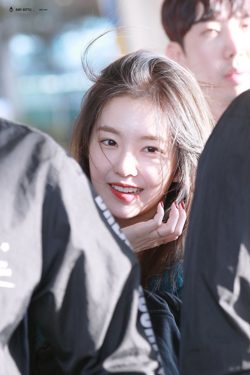 noubbie's tweet photo. When she flew back to sk after MAMA. Her skin is ✨glowing✨

'9 HYUNTASTIC Years' with #IRENE 💗

#2017WithIRENE #IRENE #아이린 #RedVelvet https://t.co/txODP9tmJt