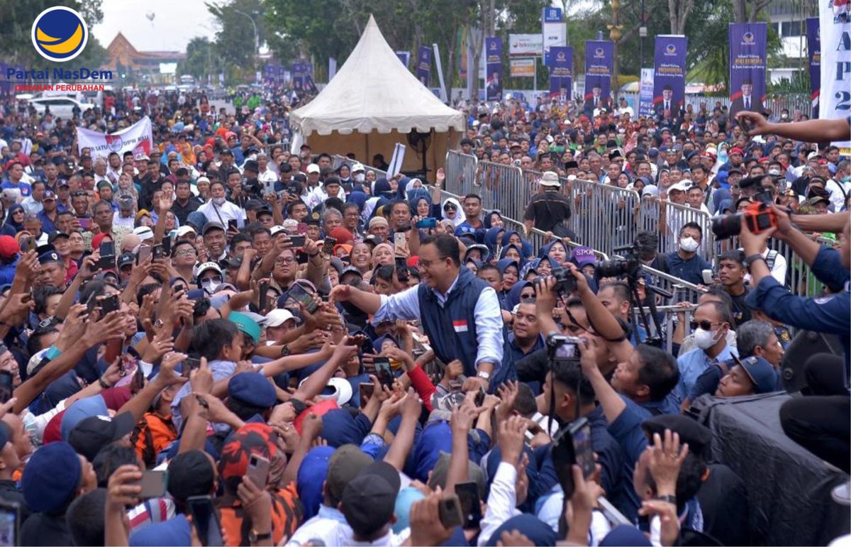 NasDem's tweet photo. Calon presiden dari Partai NasDem, Anies Baswedan tiba di Kota Pekanbaru, Riau. Kedatangan Anies disambut antusias oleh ribuan masyarakat, Minggu (4/12/2022). 

#PartaiNasDem #SafariKebangsaan #AniesBaswedan #ItsTime #RestorasiIndonesia https://t.co/WR3BNWYjYG