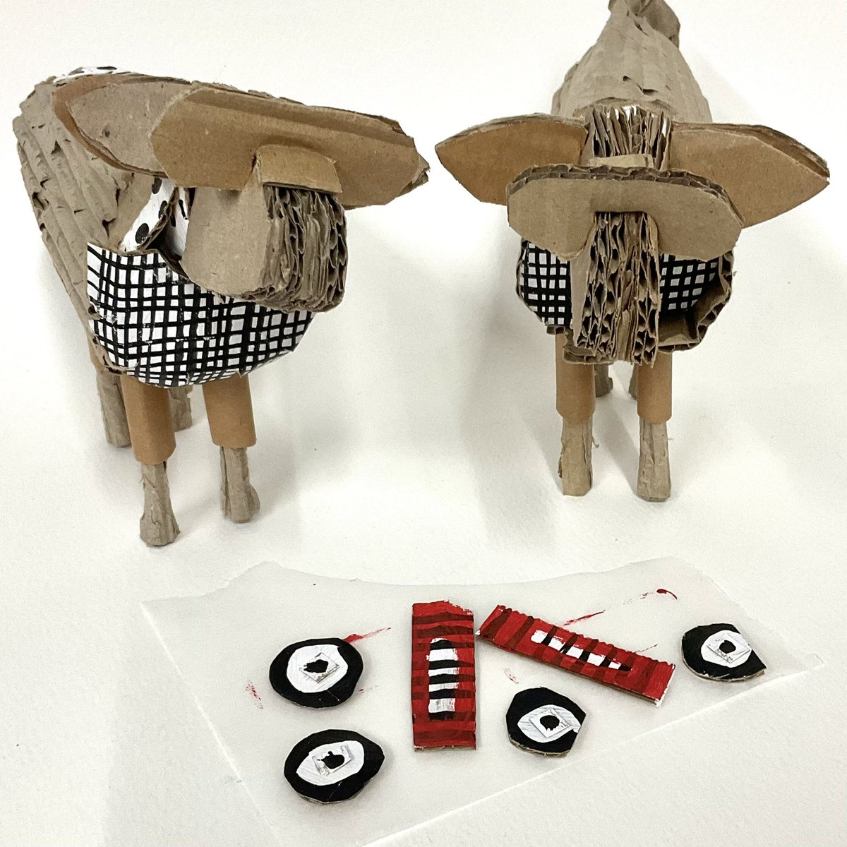bunnvamp's tweet photo. Not sewing.
.
After many months of not doing this sort of thing, Iβm doing this sort of thing. And other things too, hopefully! π€
.
#sheep #helloewe #notsewing #fingertherapy #otherstuff #funandgames #farmyardcritters #cardboardart #noclothhere #ccmakers https://t.co/mwpZNpx9E3