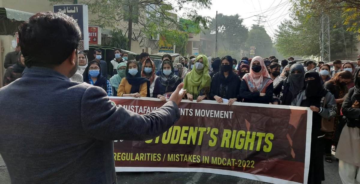 SohailGopang123's tweet photo. MDCAT 2022 میں ہونے والی غلطیوں کے خلاف طلباء UHS Lahore کے باہر سراپا احتجاج! https://t.co/FzXoBFawY3