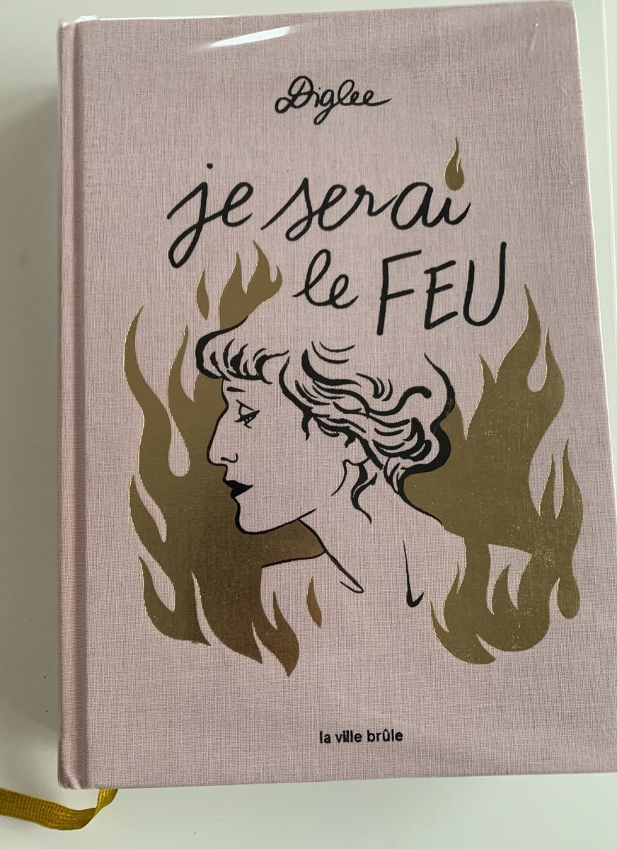laurie_andres's tweet photo. 🌞🌙✨#LundiPoésie
On se réchauffe avec ce recueil de poésies préfacé, illustré et raconté par la talentueuse #Diglee. 
50 poétesses, méconnues, oubliées, inspirantes, + de 300 pages pour mettre de la poésie dans votre vie. 
Et ça fait un super cadeau de noël. Bah, ouais. https://t.co/Ia2u3rs4dd