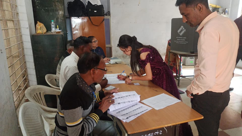 #GujaratElections2022 આજ તા.૫/૧૨/૨૦૨૨ના રોજ પ્રભુતામાં પગલાં માંડવા જઈ રહેલ નવયુગલે મતદાન કરી, તમામ મતદાતાઓને અચૂક મતદાન થકી લોકશાહીના અવસરને ઉજવવા અપીલ કરી. #Avsar <a href="/pkumarias/">Pankaj Kumar</a> <a href="/PIBAhmedabad/">PIB in Gujarat 🇮🇳</a> @deognr <a href="/CEOGujarat/">Chief Electoral Officer, Gujarat</a>