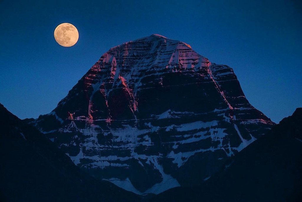 IHemantRkumar's tweet photo. शिव और शक्ति का धाम कैलाश पर्वत 
 महादेव  🙏 ❤ https://t.co/w7CGMdGPSS