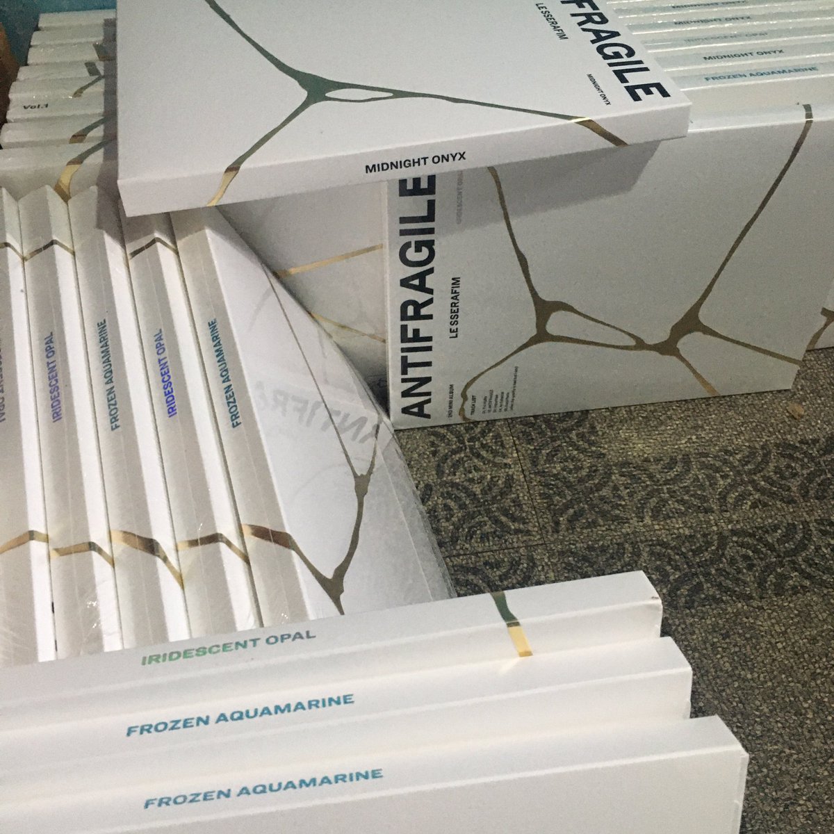 winterprio's tweet photo. wts lfb ph only 

le sserafim antifragile sealed albums only 

photobook ver (450 ea) 
2 - midnight onyx 
1 - irisdecent opal 

compact ver (380 ea)
1 - eunchae ver 

onhand 
can do 3 days res 
shipping: tomorrow https://t.co/QDxnrnmITA