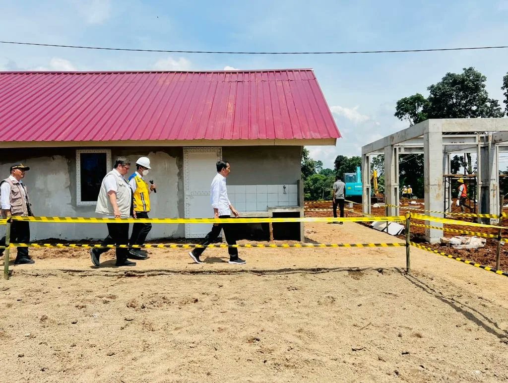 Meninjau Desa Sirnagalih, Kec. Cilaku, Kab. Cianjur, yang jadi salah satu lokasi tempat relokasi bagi warga terdampak gempa. Di lahan seluas 2,5 ha, akan dibangun 200 rumah tahan gempa.

Selain di lokasi ini, pemerintah juga hendak membangun 1.600 rumah serupa di lokasi lainnya.