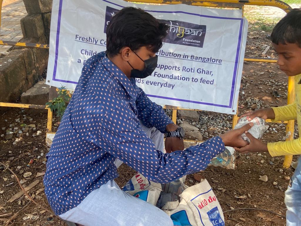 RotiGharIndia's tweet photo. 29/11/2022

Roti Ghar Daily 
Bangalore Location 02
Roti Ghar: Day 1810

“Every time you smile at someone, it is an action of love.” 

Spread this love through and through by giving people a reason to smile 💗
 #feelinggood #humanityfirst #servinghumanity #Rotigharkids https://t.co/41yOUSMfzv
