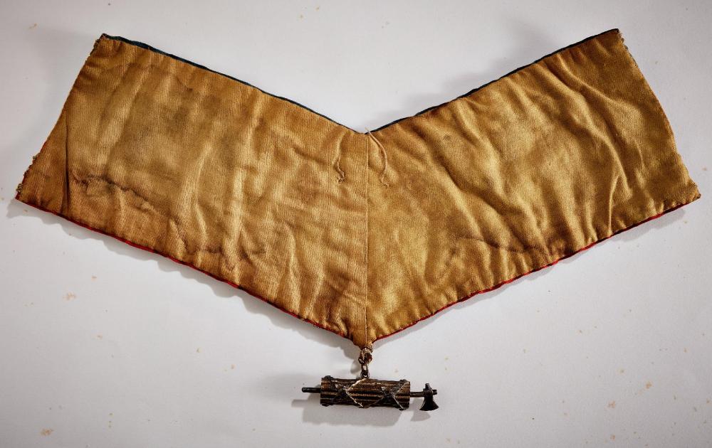 Décoration d'un membre du Comité de salut public de la Convention nationale (1793-1795).
Pas d'iconographie, à ma connaissance, permettant de le voir porté. Si jamais quelqu'un ici à une piste...
En vente ici : invaluable.com/auction-lot/Fr…