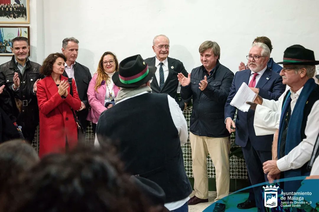 Distrito3malaga's tweet photo. El viernes se inauguró el Belén de la Avv de Ciudad Jardín (AVECIJA) que fué amenizada por la pastoral "Amigos del Beta-Paqui Montes" 
Al acto acudió el alcalde Francisco de la Torre, nuestro concejal de distrito @AvelinoPP y la jefa de distrito @julia_mlg021 entre otros 🎄✨️ https://t.co/4qRSb1JmDh