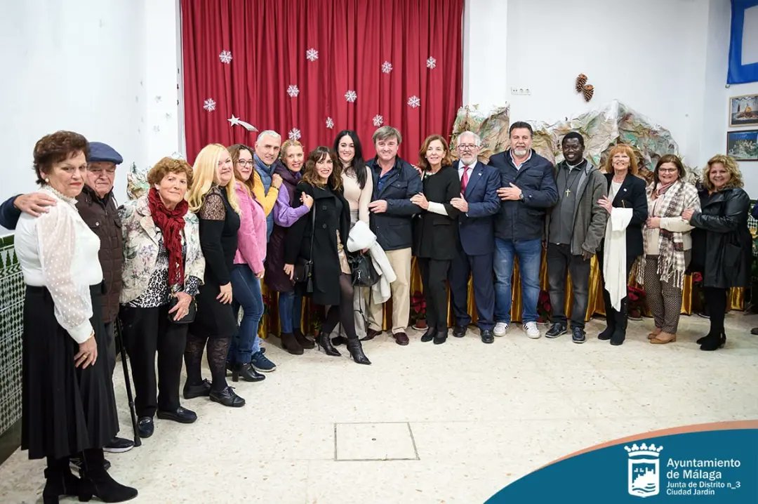 El viernes se inauguró el Belén de la Avv de Ciudad Jardín (AVECIJA) que fué amenizada por la pastoral "Amigos del Beta-Paqui Montes" 
Al acto acudió el alcalde Francisco de la Torre, nuestro concejal de distrito <a href="/AvelinoPP/">Avelino Barrionuevo</a> y la jefa de distrito <a href="/julia_mlg021/">Juliagm13</a> entre otros 🎄✨️