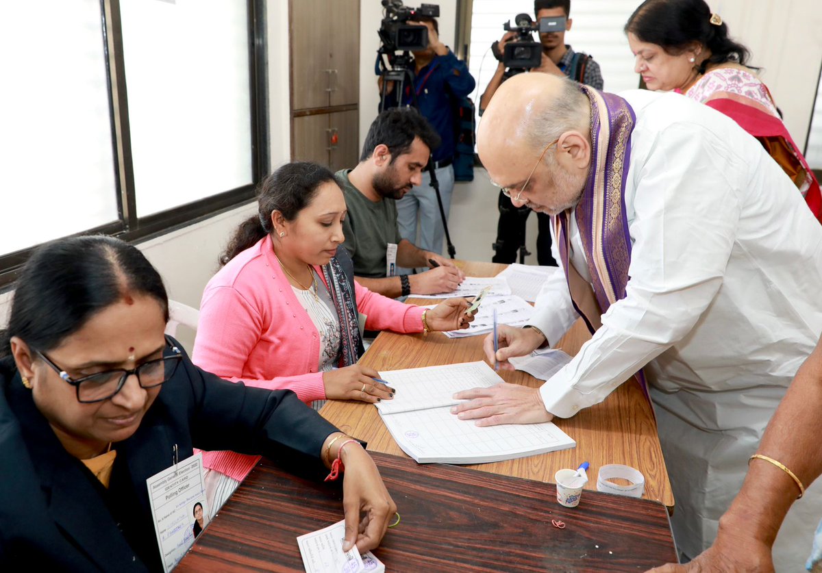 ચાલો મતદાન કરી... 

માનનીય કેન્દ્રીય ગૃહ અને સહકાર મંત્રી શ્રી <a href="/AmitShah/">Amit Shah</a> જીએ સહપરિવાર મતદાન કરી સૌ નાગિરકોને પણ મતાધિકારનો ઉપયોગ કરી મતદાન કરવા અપીલ કરી.

#પ્રચંડ_જીત_તરફ_ભાજપ