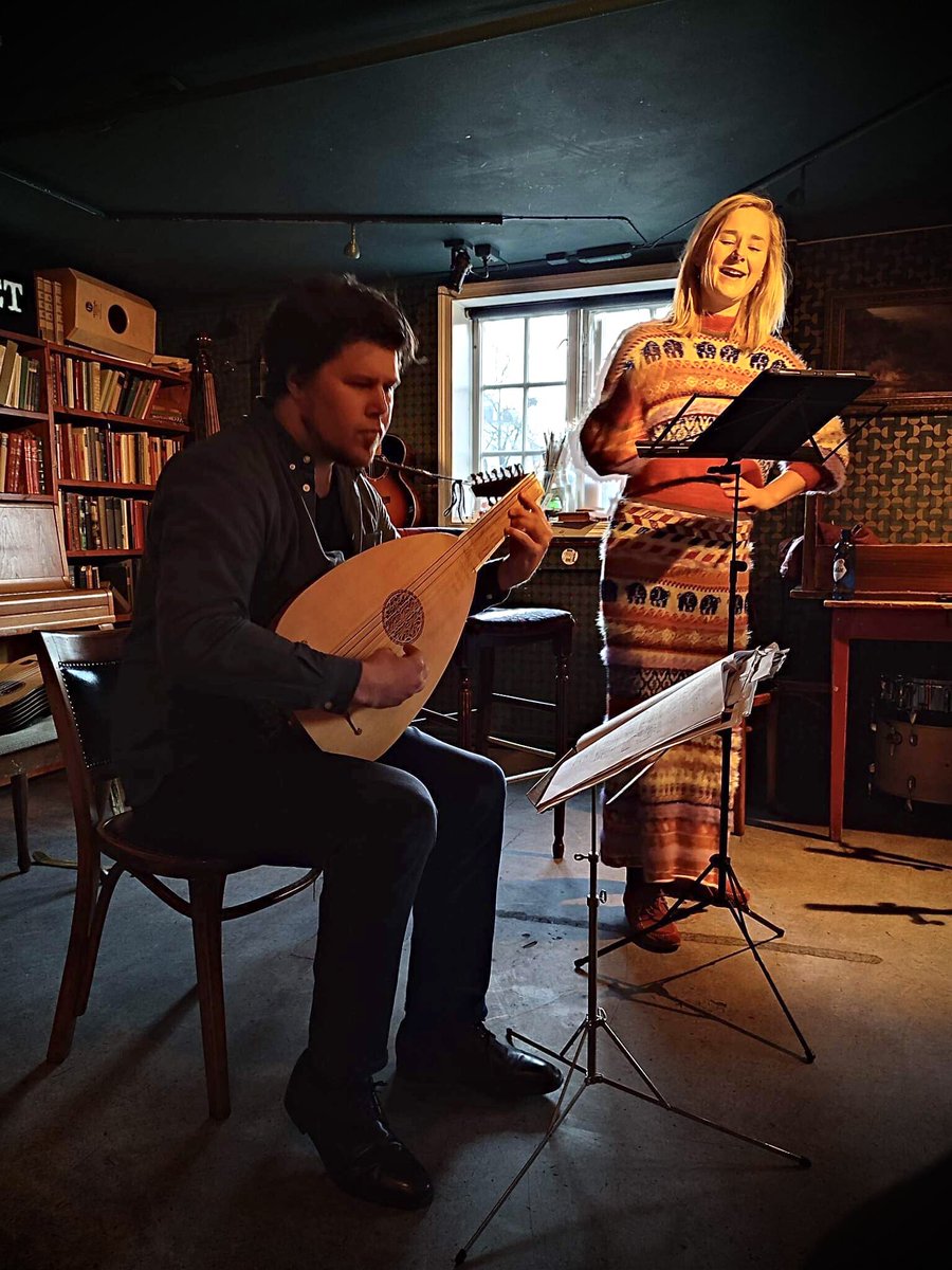 MagnusLute's tweet photo. A big thank you to Antikvariatet and everyone who came to our first concert in two years! There will be to more concerts with Parnassos in Trondheim today at Cafe Le Frère at 15.30 and at Cafe Barokk at 16.30. 

#lute #RENAISSANCE #magnuswendellute #ClassicalMusic https://t.co/fVNmcKvK9Z