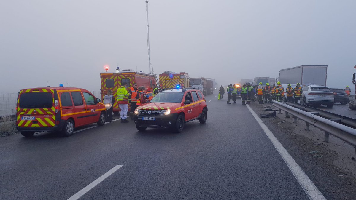 🔴Les #pompiers interviennent pour un accident routier sur #A72 sens Clermont/Saint-Étienne avant péage de Veauchette. 90 #pompiers, 41 engins dont 12 ambulances sur place. ⚠️Autoroute coupée dans les 2 sens, éviter le secteur, libérer l’accès des secours, prudence sur la route.