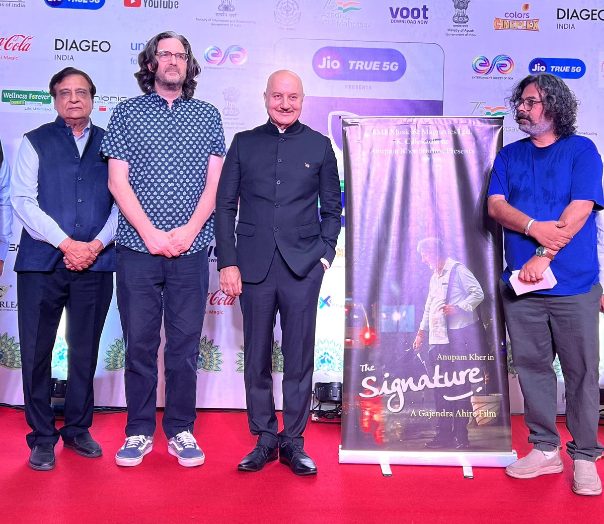 AnupamPKher's tweet photo. Happy & proud that poster of my film #TheSignature dir. by @GajendraAhire produced by #KCBokadia ji & co produced by @anupamkherstudio is unveiled by #MarkOsborne. Mark directed two of my most favourite films. #KungFuPanda #TheLittlePrince. इसीलिए तो ‘कुछ भी हो सकता है’! 🐼😍👏 https://t.co/pwapjgVLMg