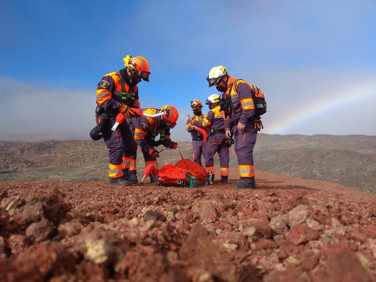 MedioNaturalTF's tweet photo. Hoy es el día Internacional del #Voluntariado.  Desde el @CabildoTenerife  agradecemos con el corazón a todas aquellas personas voluntarias que dedican su tiempo para que esta isla sea más segura y más amable con el medio ambiente. ¡Feliz día del voluntariado! https://t.co/tHjDmgwFMC