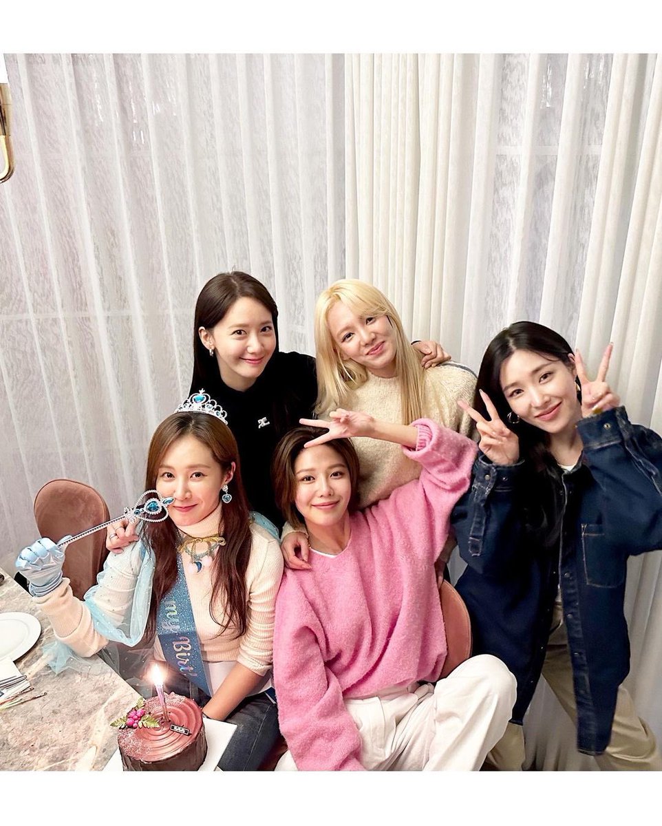 sooyoungnews's tweet photo. Sooyoung, Yoona, Tiffany and Hyoyeon celebrating Yuri’s birthday together 🥳 ❤️

https://t.co/al1Eq7iGkr

#머슬퀸_권유리_생일축하해 
#MuscleQueenYuriDay https://t.co/oiTV7OYMPf